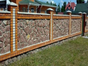 Кирпичный забор с камнем 12 метров фото в Быково