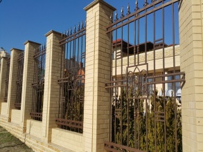 Кирпичный забор с ковкой  10 метров фото в Быково